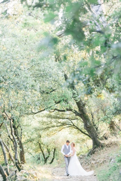 Photographe Mariage Provence Mariés à l'ombre des arbres foret