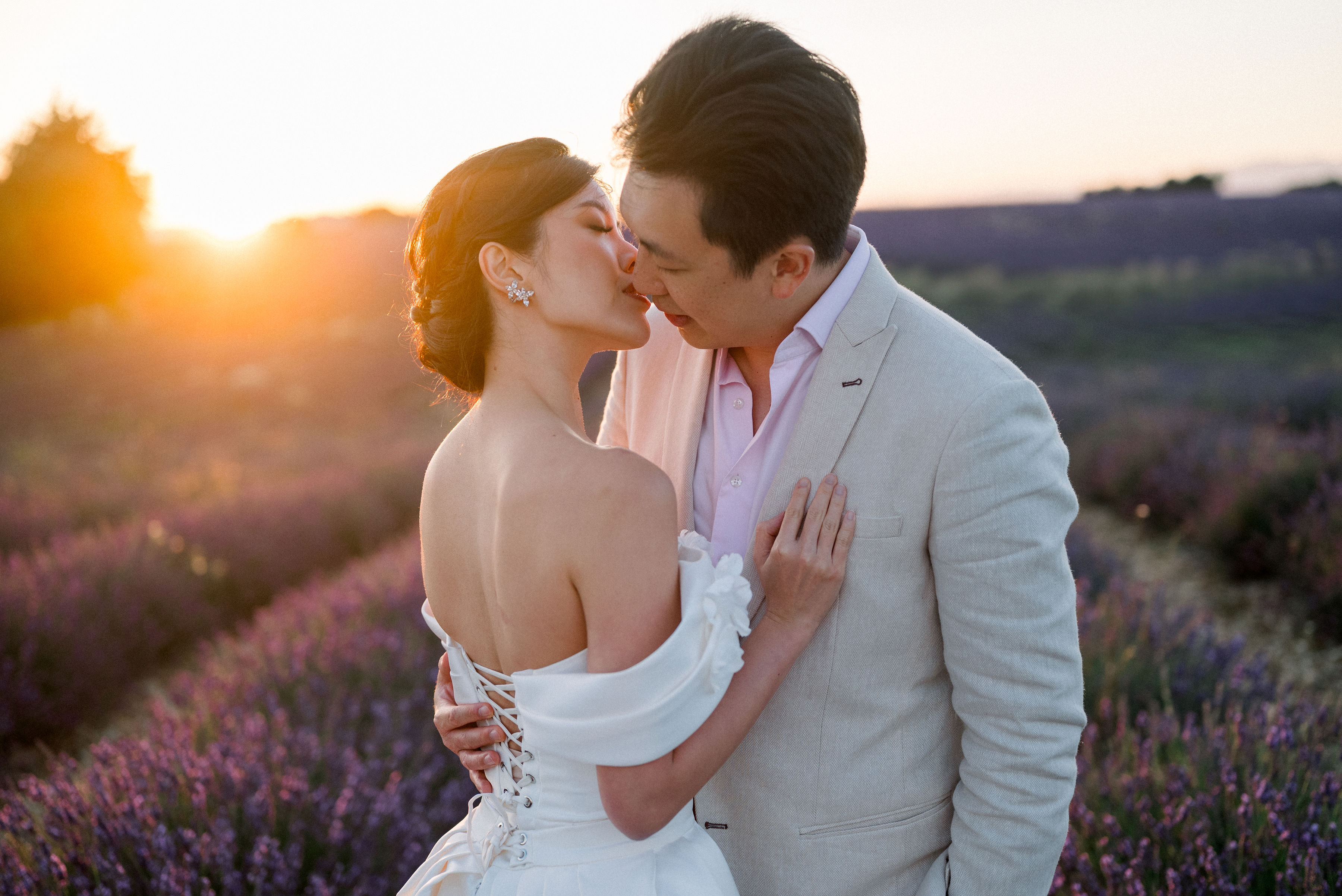 Couple lors d'un mariage en Provence, lumière naturelle dorée